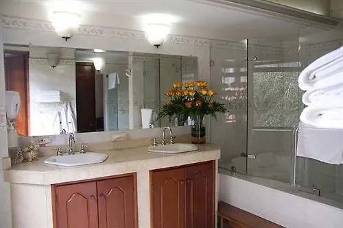 Hotel Casa Laureles Медельин